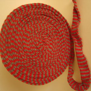 Tubestrikk 2,5 cm bred rød/grå
