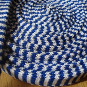 tubestrikk 2,2 cm bred blå/hvit