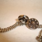 sølvfarget tinnknapp m/lenke